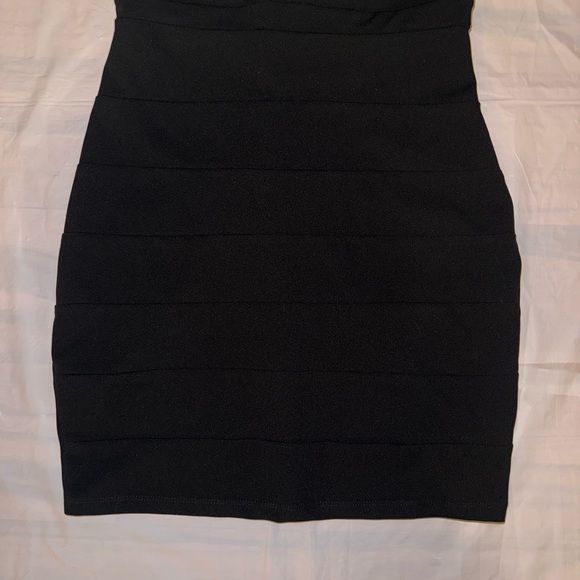 Elegant Black Sleeveless Dress - Picture 4 of 9